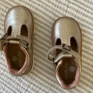Only worn once Toddler size 6 patent leather stride rite shoes!